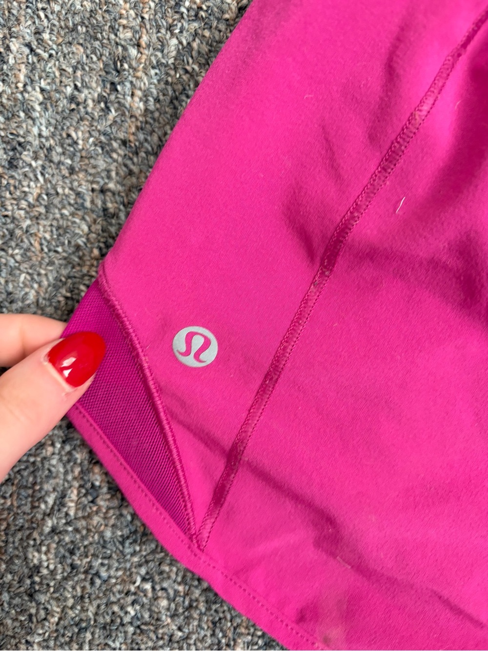 lululemon athletica hotty hot shorts 2.5 ripened raspberry - Picture 5 of 6